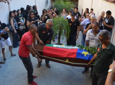 Conquista: Após 21 dias de greve servidores municipais fazem funeral na prefeitura