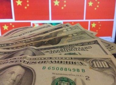 Dólar volta a operar acima de R$ 4 após baixos resultados na China