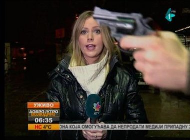 Homem aponta arma para repórter durante transmissão ao vivo; veja vídeo
