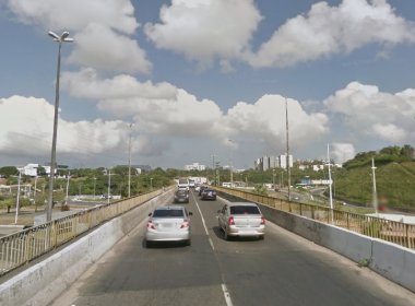 Motorista morre após capotar carro no Viaduto Canô Veloso, em Pituaçu