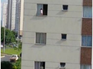 Bebê de um ano caminha sozinha em janela do terceiro andar de prédio; veja vídeo