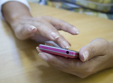 Lei indiana proíbe mulheres solteiras de usarem telefone celular