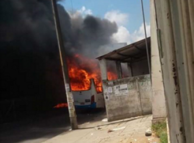 Ônibus é incendiado no Iapi; polícia apura o caso