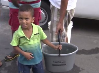 Há uma semana sem água, moradores do Curuzu protestam contra a Embasa