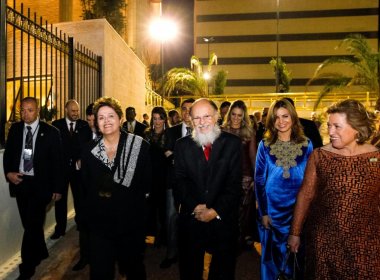 Buscando apoio de religiosos, Dilma Rousseff telefona a Edir Macedo