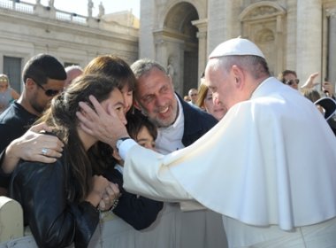 Papa pede mais compreensão a divorciados e homossexuais, mas sem romper com doutrinas