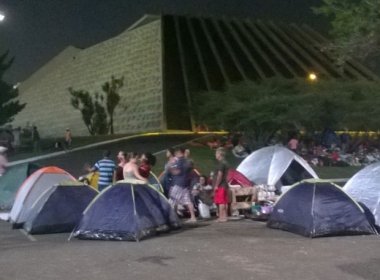 Manifestantes contra e a favor do impeachment já acampam em Brasília