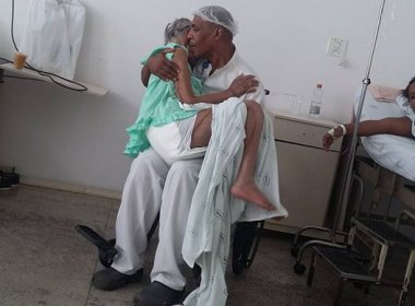 Imagem de maqueiro carregando idosa no colo em hospital de Salvador comove internautas