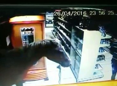 Homem assalta loja de conveniência montado em cavalo na Paraíba