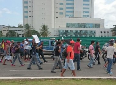 Trabalhadores realizam protesto na Avenida Paralela e trânsito está congestionado