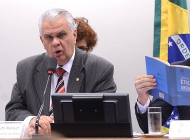 Cunha acusa Araújo de ladrão de toca-fitas e baiano diz que 'não vai entrar em jogo'