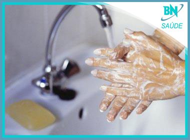 'A mão é uma fonte de contaminação extremamente eficaz', alerta infectologista