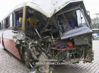 Ônibus com romeiros que seguiam de Minas Gerais para Aparecida bate e deixa dois mortos
