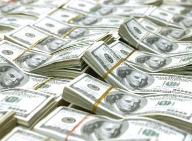 Dólar sobe 4% e Bolsa de Valores recua após anulação do processo de impeachment