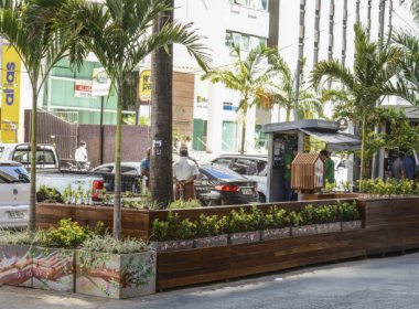 Instalação de parklets reduz vagas para carros e cria espaços de convivência em Salvador