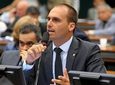 Filho de Bolsonaro apresenta projeto que propõe criminalização do comunismo