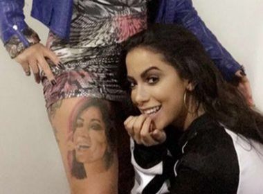 Fã tatua rosto de Anitta na perna e deixa cantora chocada; veja foto: