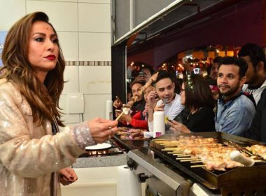Sabrina Sato vende churrasquinho na porta de show de Ivete Sangalo para programa
