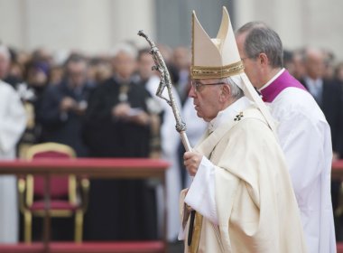 Papa diz que Igreja Católica deve pedir perdão a homossexuais e mulheres