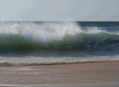 Marinha emite alerta de ressaca com ondas de até 4 metros para litoral da Bahia