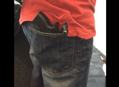 Homem é detido em aeroporto por levar no bolso iPhone com capa de pistola