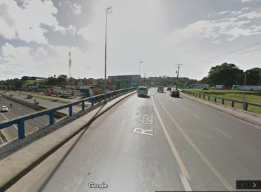 Homem morre após bater moto em fundo de carreta no viaduto da Brasilgás
