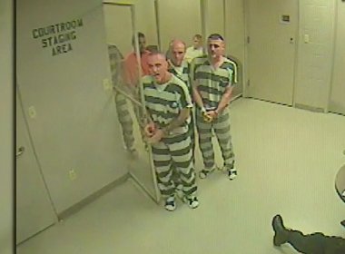 Presos escapam de cela e salvam a vida de guarda inconsciente; veja vídeo