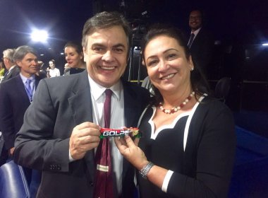 Líder do PSDB no Senado distribui chocolates 'Golpe' em sessão da comissão do impeachment