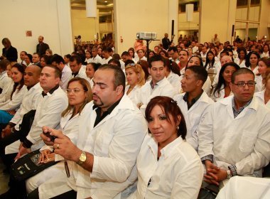 Contratos com médicos cubanos serão substituídos ainda este ano
