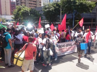Professores e estudantes protestam na Tancredo Neves; categoria quer greve geral