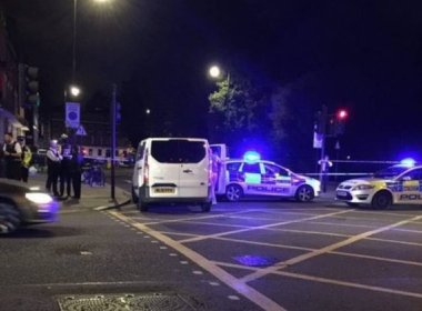 Mulher é morta e outros cinco ficam feridos em ataque a faca em Londres