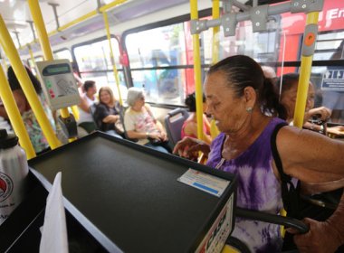 Idosos poderão acessar ônibus por portas do meio após cartões serem cancelados