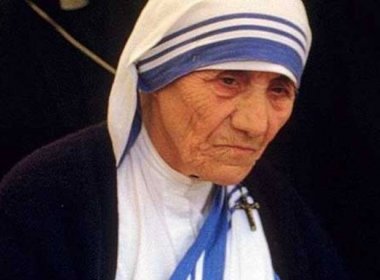 Madre Teresa de Calcutá é declarada santa em cerimônia no Vaticano neste domingo