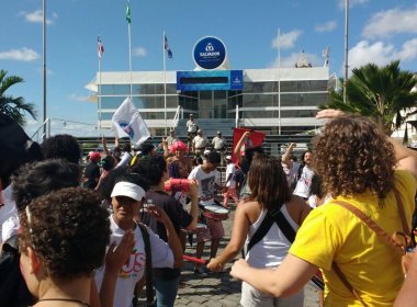 Protesto contra Temer termina na prefeitura com gritos contra ACM Neto