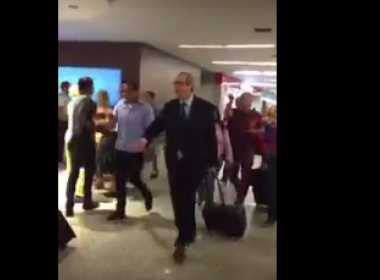 Eduardo Cunha é hostilizado no aeroporto de Brasília; assista ao vídeo