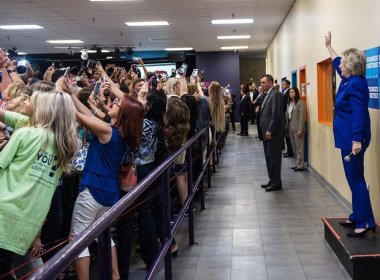 Dezenas de pessoas ficam de costas para Hillary Clinton para tirar selfie e foto viraliza