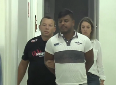 Suspeito de espancar ex-companheira em bar se entrega à polícia em São Paulo