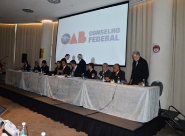 OAB divulga comunicado e "clama" por diálogo entre três poderes