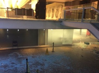 Em protesto contra PEC do teto, grupo invade prédio da Fiesp na Avenida Paulista
