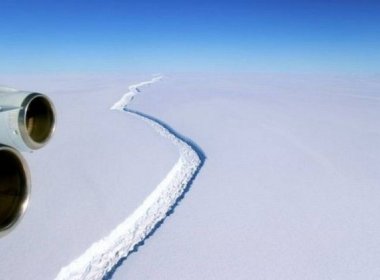 Iceberg com 5 mil km² está prestes a se desprender da Antártida