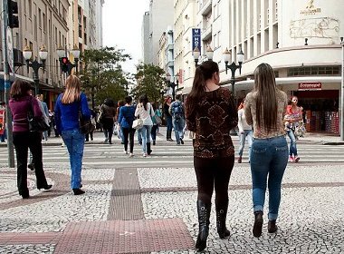 Projeto de lei de Curitiba propõe multa para quem passar cantada nas ruas