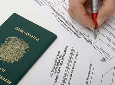 Após decreto de imigração, EUA já cancelaram 100 mil vistos, diz jornal