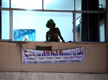 Foliã em Ondina faz top less e acompanha blocos com seios à mostra