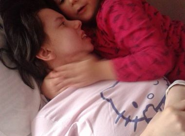 Mãe acorda de coma após sete anos e vê filha pela primeira vez