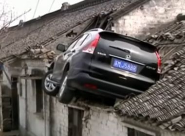 Motorista perde controle de carro e sobre em telhado de casa na China; assista