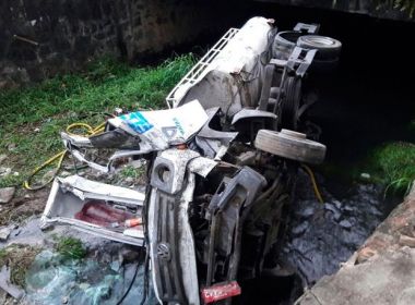 Homem morre após caminhão cair em córrego no Rio Vermelho