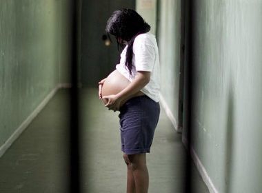 Senado aprova projeto de lei que impede uso de algemas em detentas na hora do parto