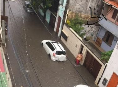 Chuva que atinge Salvador alaga ruas na Boca do Rio e Jardim Apipema; veja vídeo