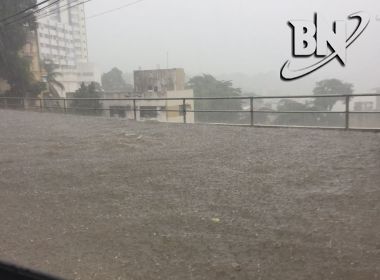 Chuva alaga viaduto na Av. Cardeal da Silva e provoca engarrafamentos na cidade
