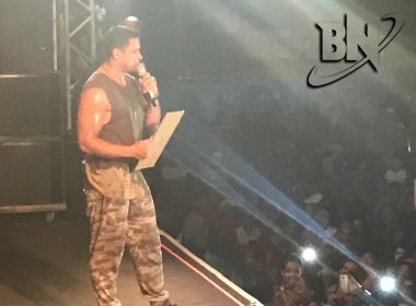Durante show, Xanddy é surpreendido com pedido inusitado de fã